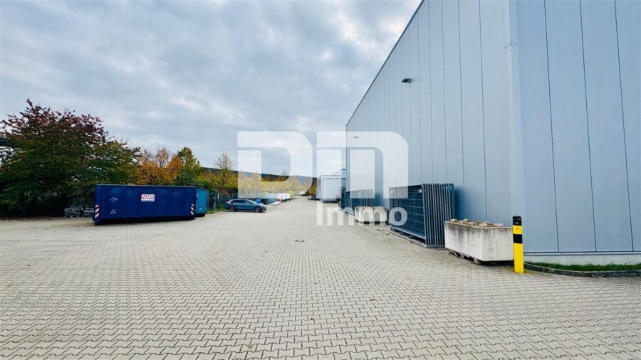 Moderne Produktions- & Lagerhalle mit Bürotrakt / Sozialräumen und Freiflächen in Kassel-Waldau - Umlaufende Zufahrt zur Zufahrt 1